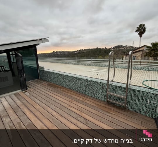 דק עץ ליד בריכה עם נוף הררי
